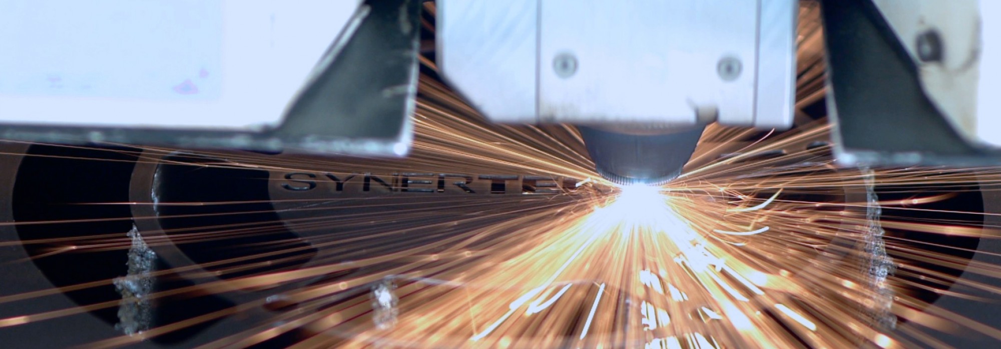 Image d'un laser de découpage du métal pour la fabrication de pièces de métal sur mesure